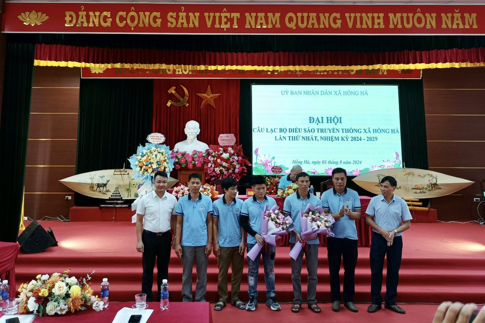 Các đồng chí lãnh đạo Đảng ủy, UBND xã Hồng Hà tặng hoa chúc mừng Ban Chủ nhiệm